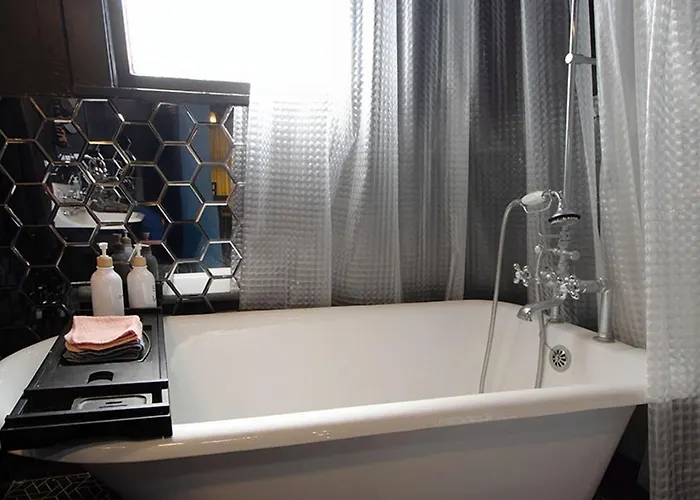 Stylish New -6 Beds- Near Dt & Phx Airport Holiday home *