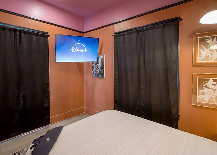 Stylish New -6 Beds- Near Dt & Phx Airport Holiday home