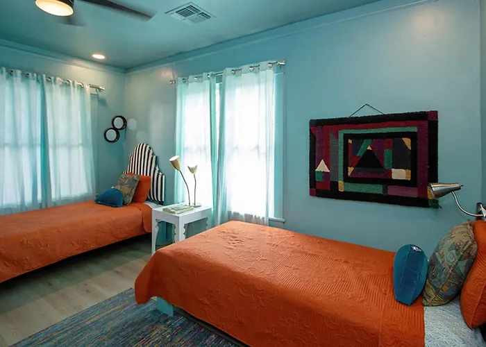 Stylish New -6 Beds- Near Dt & Phx Airport Holiday home *